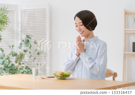 Middle woman eating a salad 133316437
