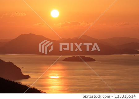 The sun rising from the islands of the Seto Inland Sea, dyed in the morning glow 133316534