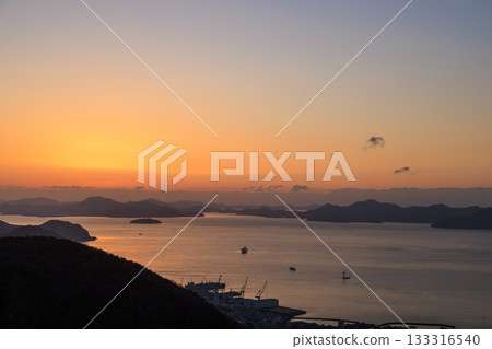 The beautiful morning glow of the Seto Inland Sea before sunrise The beautiful morning glow of the Seto Inland Sea before sunrise 133316540