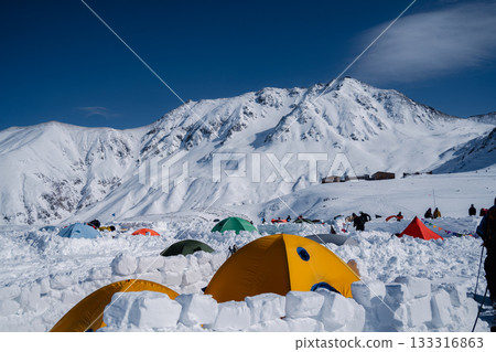十一月的室堂露營地和白雪皚皚的立山山脈 十一月的室堂露營地和白雪皚皚的立山山脈 133316863