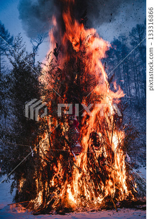 The powerful flames of the Dondoyaki festival 133316866