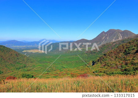 [Oita Prefecture] The Kuju Mountains and Chojabaru as seen from Makinoto No. 1 Observatory 133317015