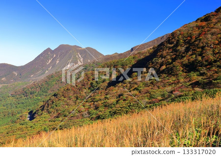 [Oita Prefecture] Autumn foliage of the Kuju Mountains as seen from Makinoto No. 1 Observation Deck 133317020