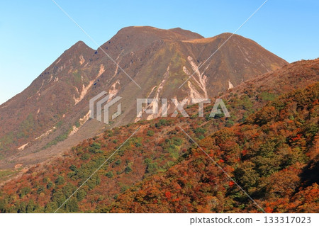 [Oita Prefecture] Autumn foliage of the Kuju Mountains as seen from Makinoto No. 1 Observation Deck 133317023