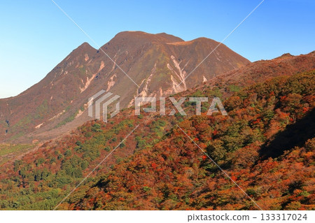 [Oita Prefecture] Autumn foliage of the Kuju Mountains as seen from Makinoto No. 1 Observation Deck 133317024