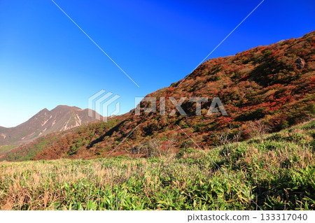 [Oita Prefecture] Autumn foliage of the Kuju Mountains as seen from Makinoto No. 1 Observation Deck 133317040