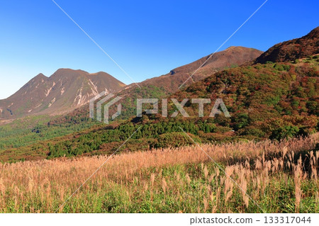 [Oita Prefecture] Autumn foliage of the Kuju Mountains as seen from Makinoto Observatory 133317044