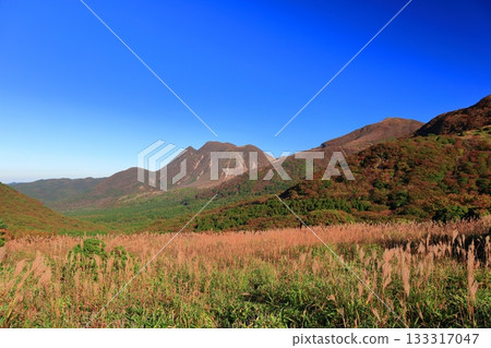 【大分縣】從牧之通展望台看到的九重山脈秋葉 【大分縣】從牧之通展望台看到的九重山脈秋葉 133317047