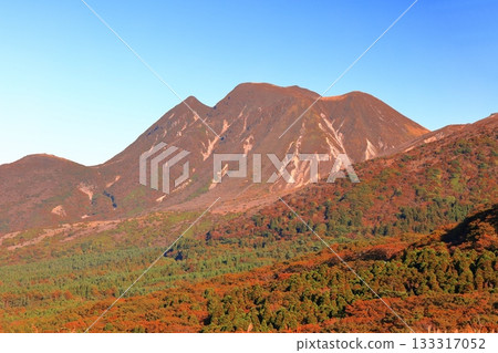 [Oita Prefecture] Autumn foliage of the Kuju Mountains as seen from Makinoto Observatory 133317052