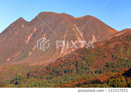 [Oita Prefecture] Autumn foliage of the Kuju Mountains as seen from Makinoto Observatory 133317055