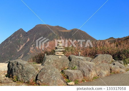 [Oita Prefecture] Autumn foliage of the Kuju Mountains as seen from Makinoto No. 1 Observation Deck 133317058