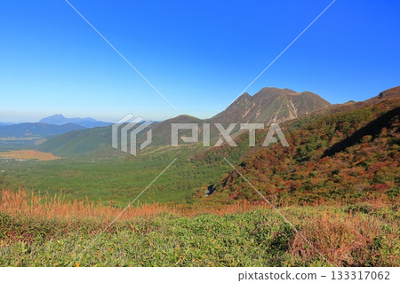 [Oita Prefecture] Autumn foliage of the Kuju Mountains as seen from Makinoto No. 1 Observation Deck 133317062