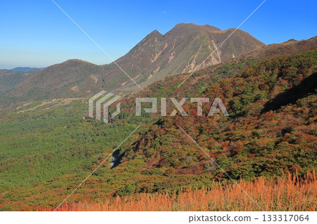 【大分縣】從牧之通1號展望台看到的九重山脈秋葉 【大分縣】從牧之通1號展望台看到的九重山脈秋葉 133317064