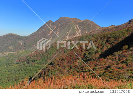 【大分縣】從牧之通1號展望台看到的九重山脈秋葉 【大分縣】從牧之通1號展望台看到的九重山脈秋葉 133317068