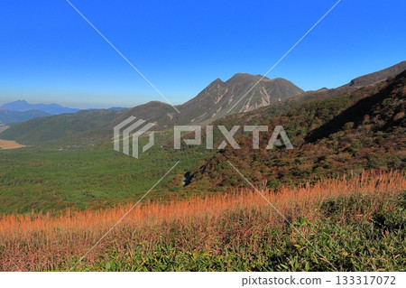[Oita Prefecture] Autumn foliage of the Kuju Mountains as seen from Makinoto No. 1 Observation Deck 133317072