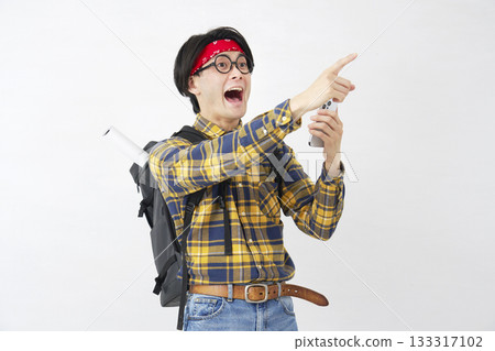 秋葉原風格的男人用智慧型手機發現了一些東西，白色背景 133317102