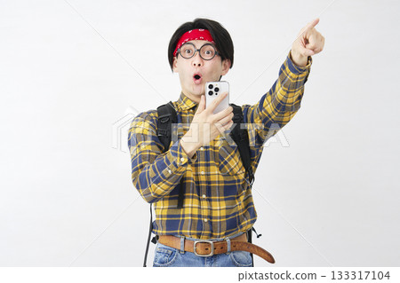 秋葉原風格的男人用智慧型手機發現了一些東西，白色背景 133317104