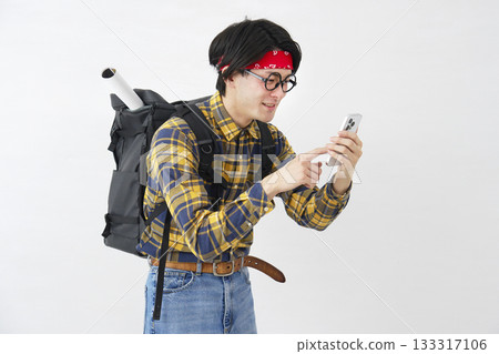 秋葉原風格的男子在白色背景上使用智慧型手機 133317106