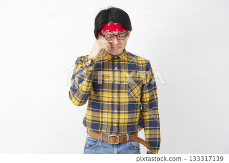 秋葉原男哭白色背景 133317139