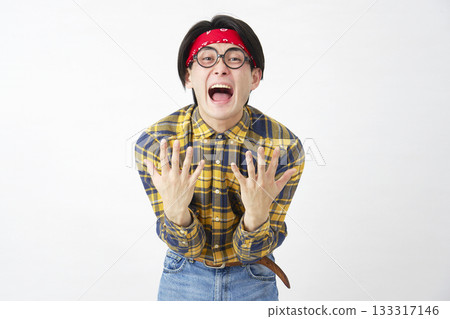 秋葉原男性抱怨者白色背景看著相機 133317146