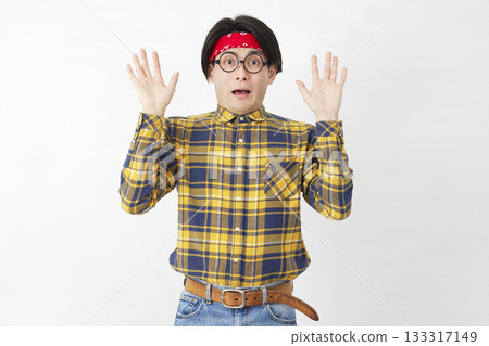 秋葉原風格的男性，驚訝，白色背景，看著相機 133317149