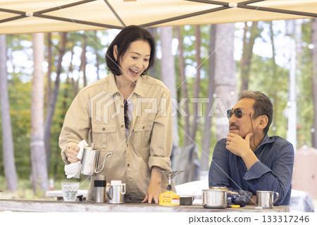 一對情侶在自然環境中煮咖啡 133317246