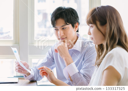 在辦公室工作的年輕男女 在辦公室工作的年輕男女 133317325