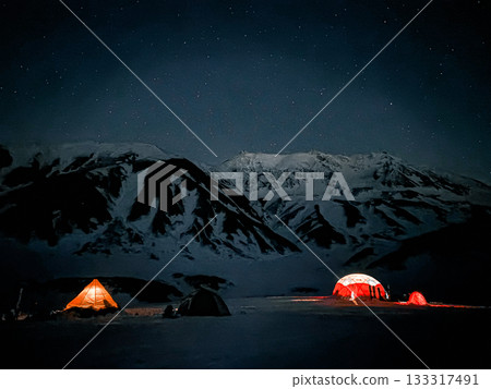 冬季的室堂露營地，繁星點點，夜幕下的立山山脈 133317491