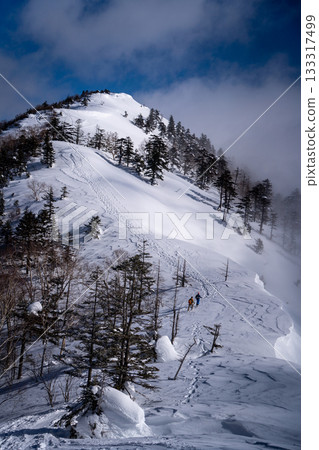 兩名滑雪者正前往黑姬山頂峰。 133317499