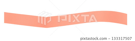 珊瑚色弧形絲帶設計，紅色波浪絲帶裝飾材料，光滑的紅色絲帶抽象拱形 133317507