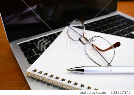 商業形象：電腦與書寫工具 3:2 133317542