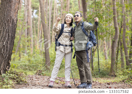 一對中年夫婦健行 133317582