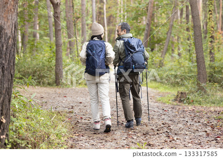 一對中年夫婦健行 133317585