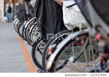 停放在自行車停車場的自行車 133317604