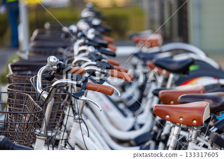 停放在自行車停車場的自行車 133317605