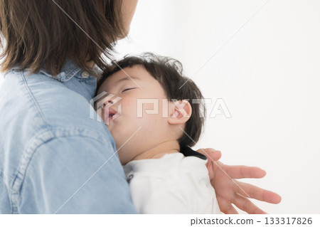 Putting a baby to sleep in the mother's arms - Images of child-rearing, declining birthrates, single-parent households, etc. Putting a baby to sleep in the mother's arms - Images of child-rearing, declining birthrates, single-parent households, etc. 133317826