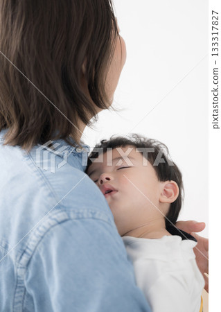 Putting a baby to sleep in the mother's arms - Images of child-rearing, declining birthrates, single-parent households, etc. Putting a baby to sleep in the mother's arms - Images of child-rearing, declining birthrates, single-parent households, etc. 133317827