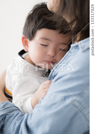 Putting a baby to sleep in the mother's arms - Images of child-rearing, declining birthrates, single-parent households, etc. 133317829