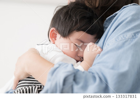 將嬰兒放在母親的懷裡哄睡──育兒畫面、出生率下降、單親家庭等。 將嬰兒放在母親的懷裡哄睡──育兒畫面、出生率下降、單親家庭等。 133317831