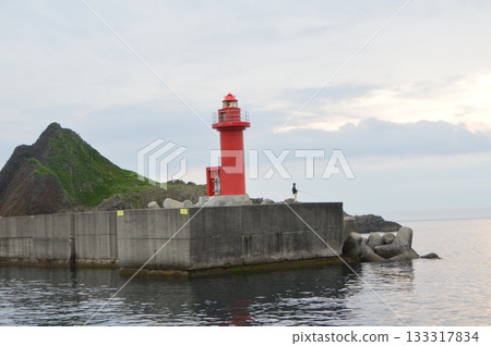 紅色燈塔與漁夫（宇登呂港/斜裡郡斜裡町） 133317834