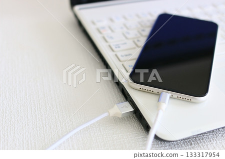 智慧型手機連接到電腦,同步,傳輸,數位設備 智慧型手機連接到電腦,同步,傳輸,數位設備 133317954