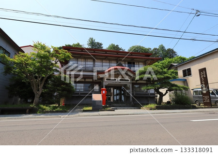 青森郡深浦市，圓形郵筒旁的風景（太宰旅館，深浦文學博物館） 133318091