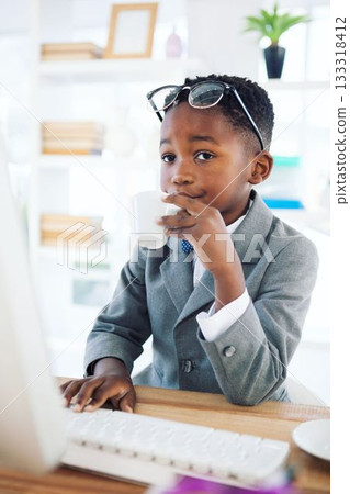 Businessman drinking coffee at desk 133318412