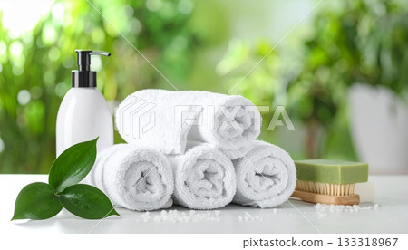乾淨的白色毛巾、肥皂和新鮮樹葉 133318967
