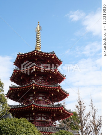 藍天映襯下的川崎大師五重塔 133319030