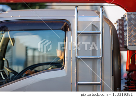 卡車和司機沐浴在晨曦中 133319391