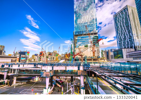 日本東京城市景觀，11月19日。甲板上組裝的鋼架一直延伸到左側邊緣…履帶式起重機等。 =澀谷 133320041