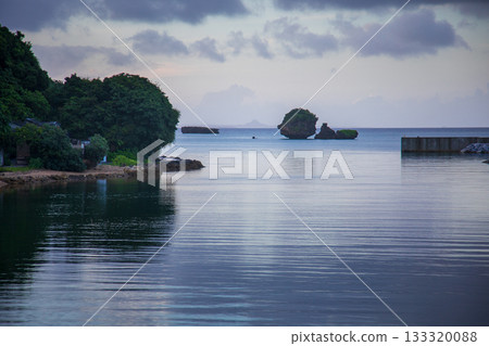 恩納村港口出海口處的寧靜暮色與倒影 133320088