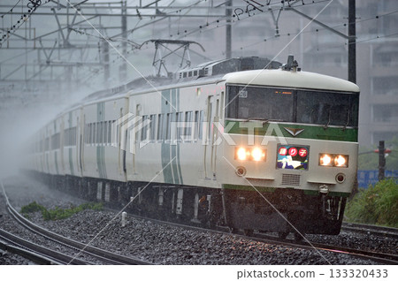東海道線 真鶴 JR 東日本 185 系 C6 編組（大宮）大通子 133320433