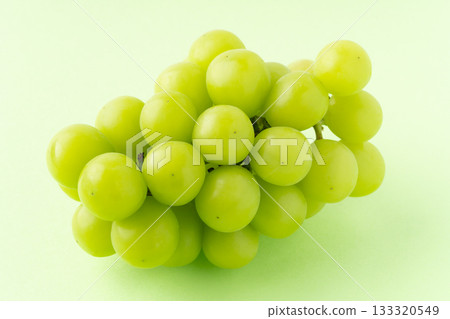 綠色背景上的一串 Shine Muscat 葡萄 綠色背景上的一串 Shine Muscat 葡萄 133320549